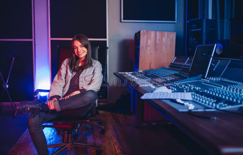 Compositor de sexo femenino de la música en el estudio de grabación de los sonidos