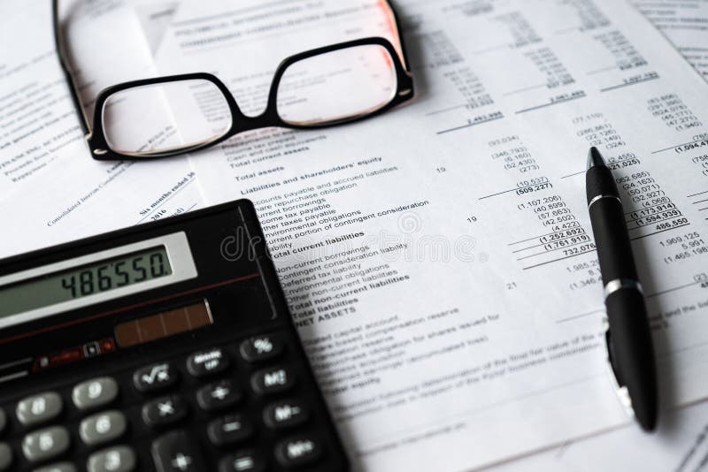 Composizione in affari Analisi finanziaria - dichiarazione dei redditi, business plan fotografia stock Composizione in affari Analisi finanziaria - dichiarazione dei redditi, business plan fotografia stock