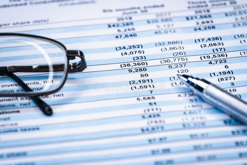Composizione aziendale Analisi finanziaria - saldo del conto economico fotografie stock libere da diritti Composizione aziendale Analisi finanziaria - saldo del conto economico fotografie stock libere da diritti