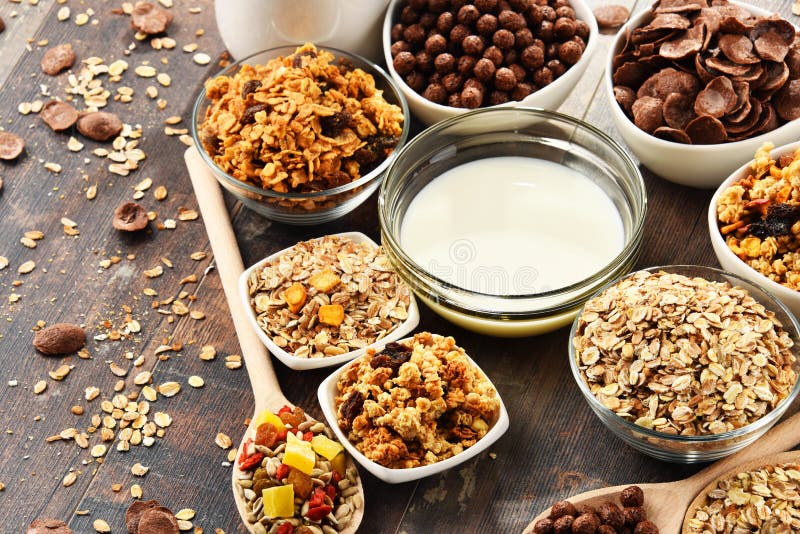 Composizione con diversi tipi di prodotti a base di cereali per colazione.