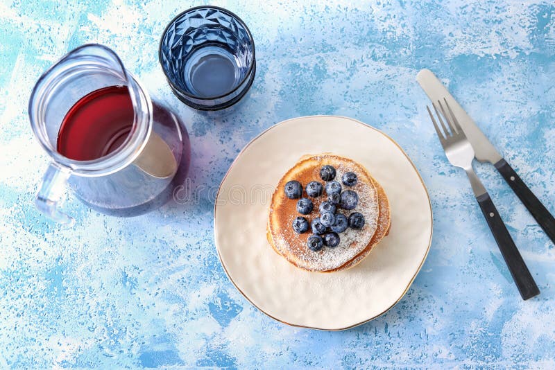 Composizione con i pancake, i mirtilli e la brocca saporiti di bevanda sulla tavola fotografia stock libera da diritti Composizione con i pancake, i mirtilli e la brocca saporiti di bevanda sulla tavola fotografia stock libera da diritti