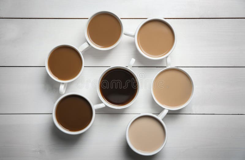 Composizione con le tazze di caffè delizioso fotografie stock libere da diritti Composizione con le tazze di caffè delizioso fotografie stock libere da diritti