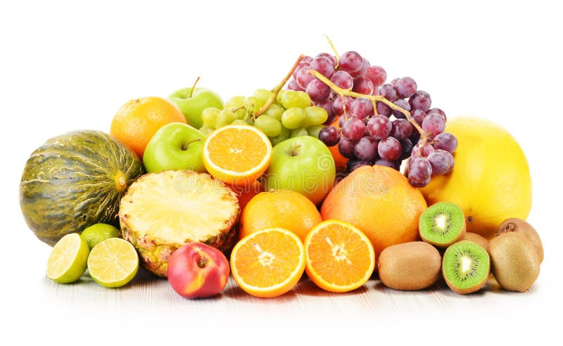 Composizione con varietà di frutti su bianco