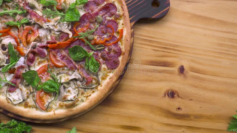 Composizione degli alimenti Pizza italiana e verdura fresca sul fondo di legno della tavola Cucina italiana tradizionale Vista su