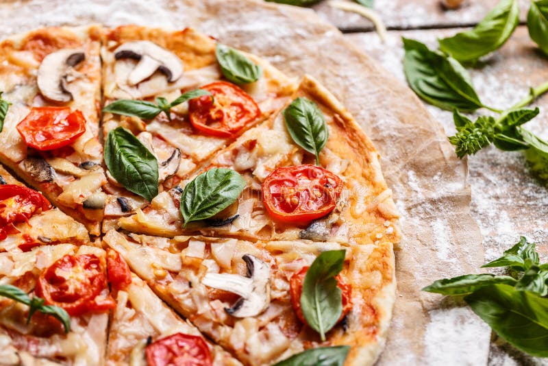 Composizione di pizza saporita fotografia stock libera da diritti Composizione di pizza saporita fotografia stock libera da diritti