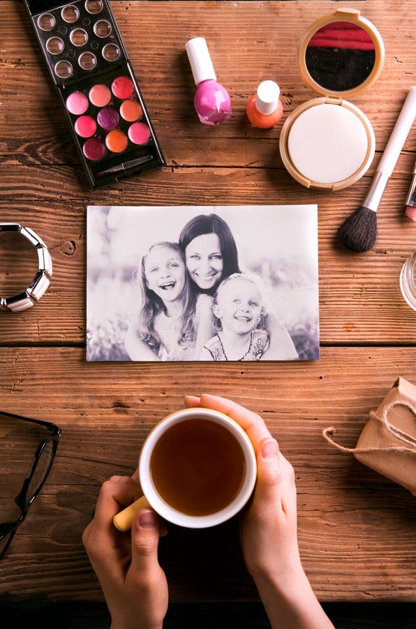 Composizione in giorno di madri La foto, caffè e compone i prodotti immagini stock libere da diritti Composizione in giorno di madri La foto, caffè e compone i prodotti immagini stock libere da diritti