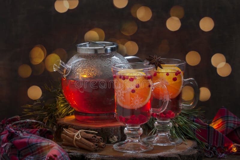 Composizione invernale confortevole con teiera e due tazze di bevanda di vitamina calda con bacche di viburno e fette di arancia immagine stock libera da diritti