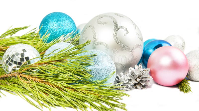 Composizione in Natale con il ramo di albero dell'abete, bello bal dell'argento fotografia stock Composizione in Natale con il ramo di albero dell'abete, bello bal dell'argento fotografia stock