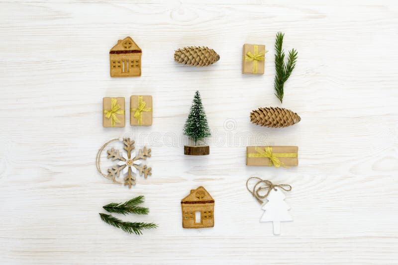 Composizione in natale Regali di Natale, pigna, decorazioni di legno su fondo bianco Disposizione piana, vista superiore fotografia stock libera da diritti Composizione in natale Regali di Natale, pigna, decorazioni di legno su fondo bianco Disposizione piana, vista superiore fotografia stock libera da diritti
