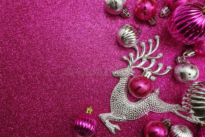 Composizione natalizia con le palle di Elk e di Natale fotografia stock Composizione natalizia con le palle di Elk e di Natale fotografia stock