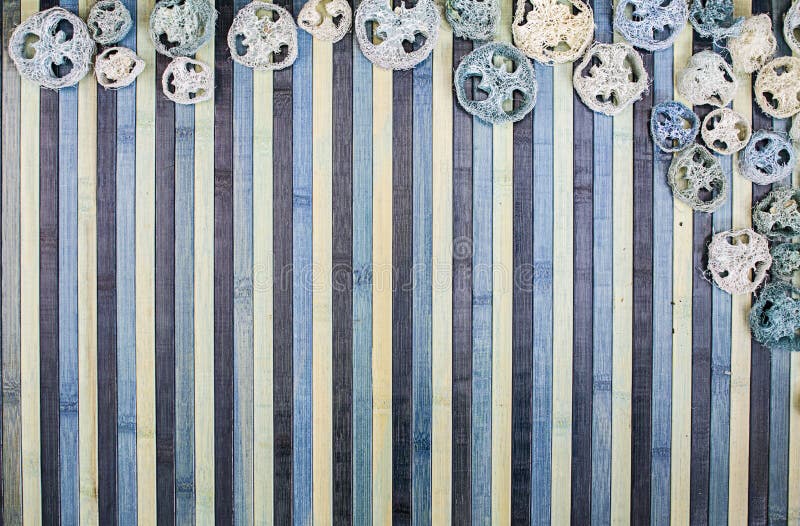 Composizione nel fondo su legno in tonalità di blu-chiaro e di blu con un contorno di corrispondenza dei potpourri fotografie stock libere da diritti Composizione nel fondo su legno in tonalità di blu-chiaro e di blu con un contorno di corrispondenza dei potpourri fotografie stock libere da diritti