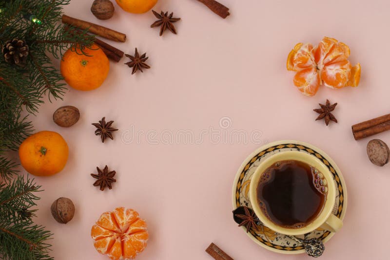 Composizione nel nuovo anno di Natale con la tazza di caffè, i mandarini, l'anice, i dadi, i bastoni di cannella ed i rami di alb immagine stock Composizione nel nuovo anno di Natale con la tazza di caffè, i mandarini, l'anice, i dadi, i bastoni di cannella ed i rami di alb immagine stock