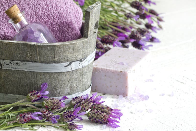 Composizione nell'estratto di cura del corpo della stazione termale dei cosmetici della lavanda fotografia stock libera da diritti Composizione nell'estratto di cura del corpo della stazione termale dei cosmetici della lavanda fotografia stock libera da diritti