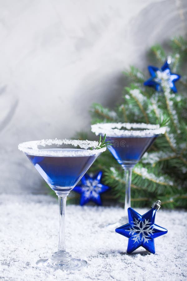 Composizione nella festa di Natale con due bevande nella neve blu di colori fotografia stock libera da diritti Composizione nella festa di Natale con due bevande nella neve blu di colori fotografia stock libera da diritti