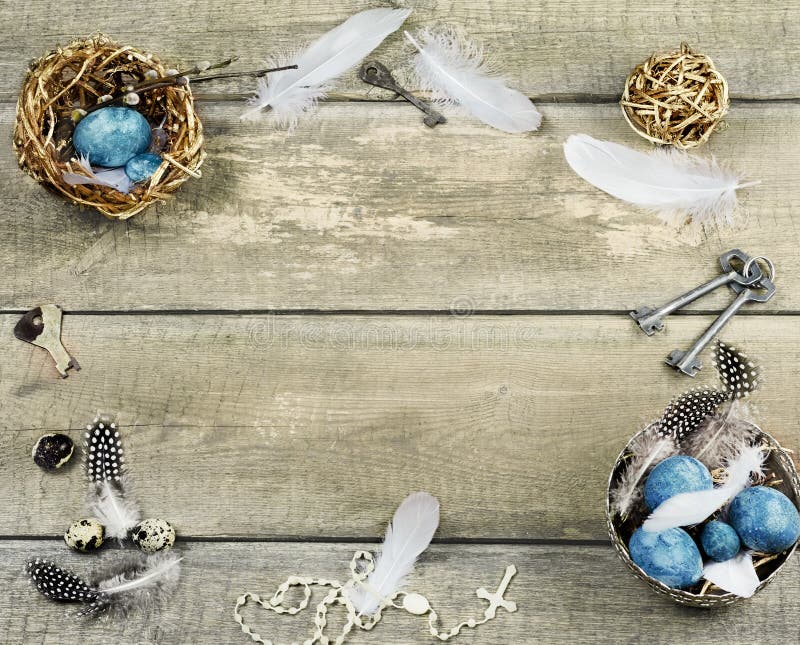 Composizione in Pasqua con le uova e le decorazioni colorate immagini stock libere da diritti Composizione in Pasqua con le uova e le decorazioni colorate immagini stock libere da diritti