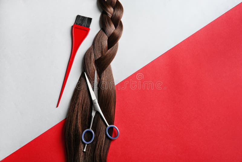 Composizione piana in disposizione con gli strumenti del salone di capelli e spazio per testo fotografia stock libera da diritti Composizione piana in disposizione con gli strumenti del salone di capelli e spazio per testo fotografia stock libera da diritti