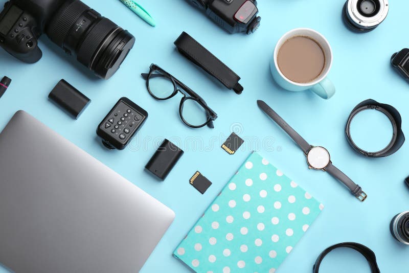 Composizione piana in disposizione con le attrezzature e gli accessori del ` s del fotografo fotografia stock libera da diritti Composizione piana in disposizione con le attrezzature e gli accessori del ` s del fotografo fotografia stock libera da diritti