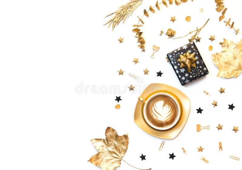 Composizione piana in disposizione per i blogger Tazza di caffè dell'oro con il presente e le decorazioni immagine stock Composizione piana in disposizione per i blogger Tazza di caffè dell'oro con il presente e le decorazioni immagine stock