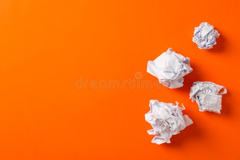 Composizione posta piana con le palle di carta sgualcite sul fondo di colore fotografie stock libere da diritti Composizione posta piana con le palle di carta sgualcite sul fondo di colore fotografie stock libere da diritti