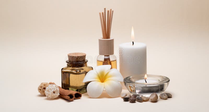 Composição bonita dos termas com velas, flor do frangipani, garrafas do óleo e outros elementos da decoração fotos de stock Composição bonita dos termas com velas, flor do frangipani, garrafas do óleo e outros elementos da decoração fotos de stock