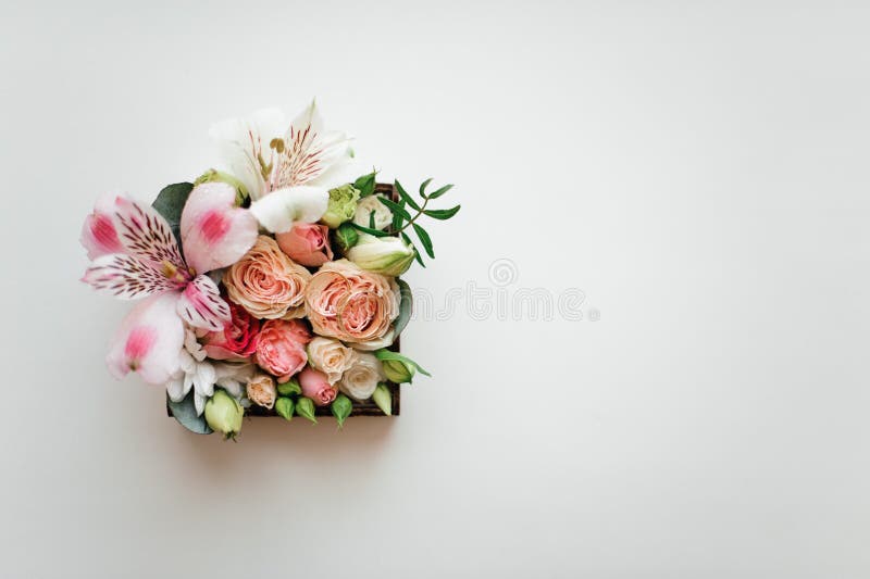 Composição bonita e bonito da flor em uma caixa pequena imagem de stock Composição bonita e bonito da flor em uma caixa pequena imagem de stock