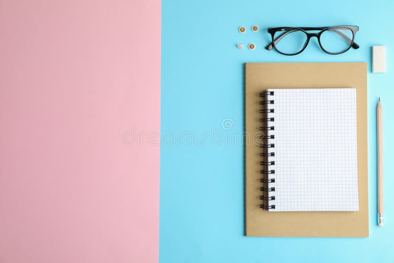Composição colocada lisa com os acessórios do escritório no fundo de dois tons fotos de stock Composição colocada lisa com os acessórios do escritório no fundo de dois tons fotos de stock