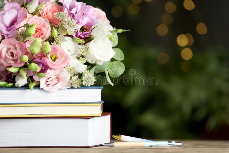 Composição com flores e livros na tabela, espaço para o texto Dia do ` s do professor fotos de stock Composição com flores e livros na tabela, espaço para o texto Dia do ` s do professor fotos de stock