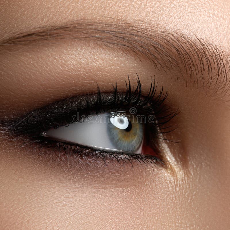 Composição creativa do olho Olhos elegantes do fumo Os cosméticos e fazem fotografia de stock Composição creativa do olho Olhos elegantes do fumo Os cosméticos e fazem fotografia de stock