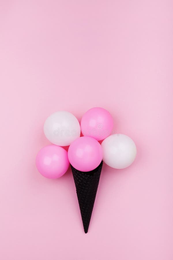 Composição criativa para o aniversário com gelado dos balões no cone do waffle na opinião superior do fundo pastel cor-de-rosa es imagens de stock royalty free Composição criativa para o aniversário com gelado dos balões no cone do waffle na opinião superior do fundo pastel cor-de-rosa es imagens de stock royalty free