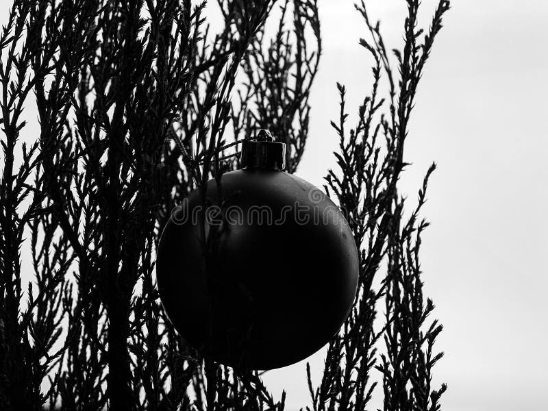 Composição das decorações do Natal, pendurando na árvore imagens de stock royalty free