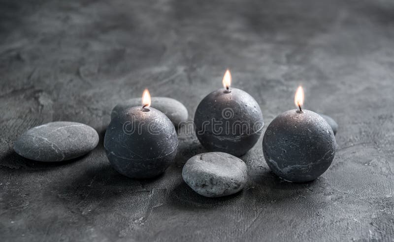 Composição das velas e das pedras da massagem foto de stock Composição das velas e das pedras da massagem foto de stock