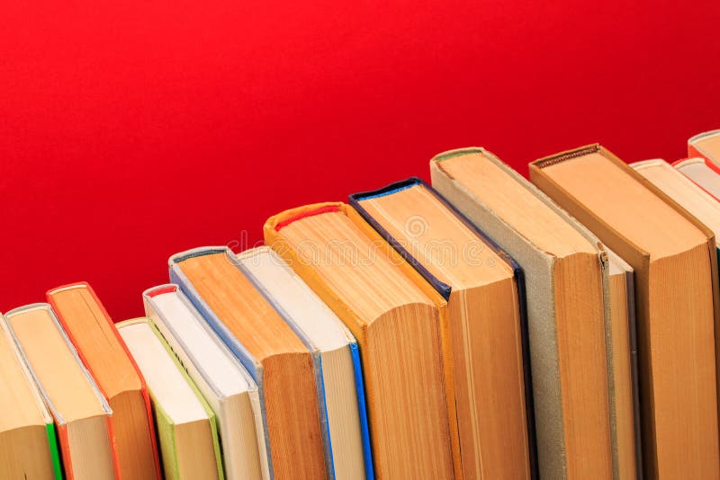 Composição de livros do livro encadernado, cruas simples dos livros na tabela de madeira da plataforma e no fundo vermelho - imag imagem de stock Composição de livros do livro encadernado, cruas simples dos livros na tabela de madeira da plataforma e no fundo vermelho - imag imagem de stock
