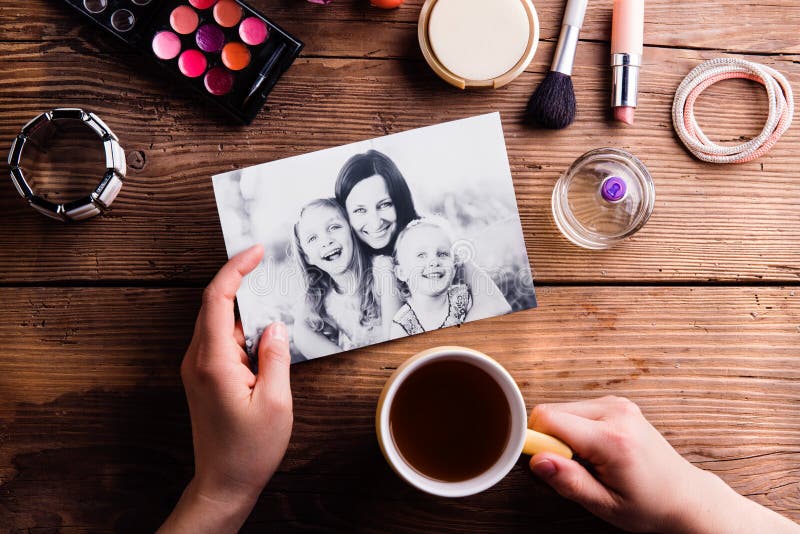Composição do dia de mães A foto, café e compõe produtos imagem de stock Composição do dia de mães A foto, café e compõe produtos imagem de stock