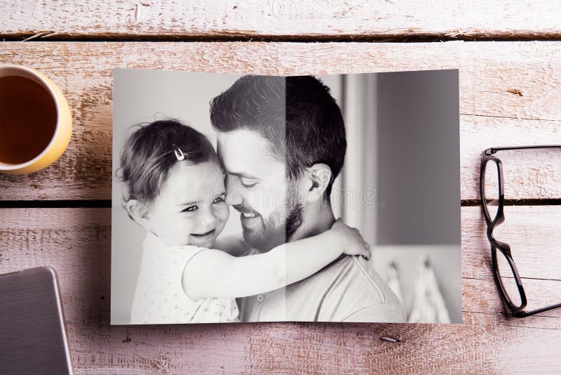 Composição do dia de pais Imagem do pai que guarda sua filha imagens de stock royalty free Composição do dia de pais Imagem do pai que guarda sua filha imagens de stock royalty free