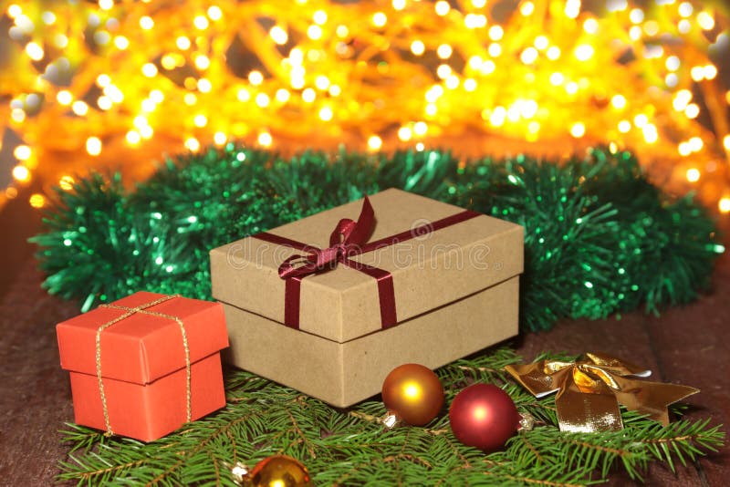 Composição do Natal com caixa de presente e luz, bolas vermelhas na tabela de madeira imagem de stock Composição do Natal com caixa de presente e luz, bolas vermelhas na tabela de madeira imagem de stock