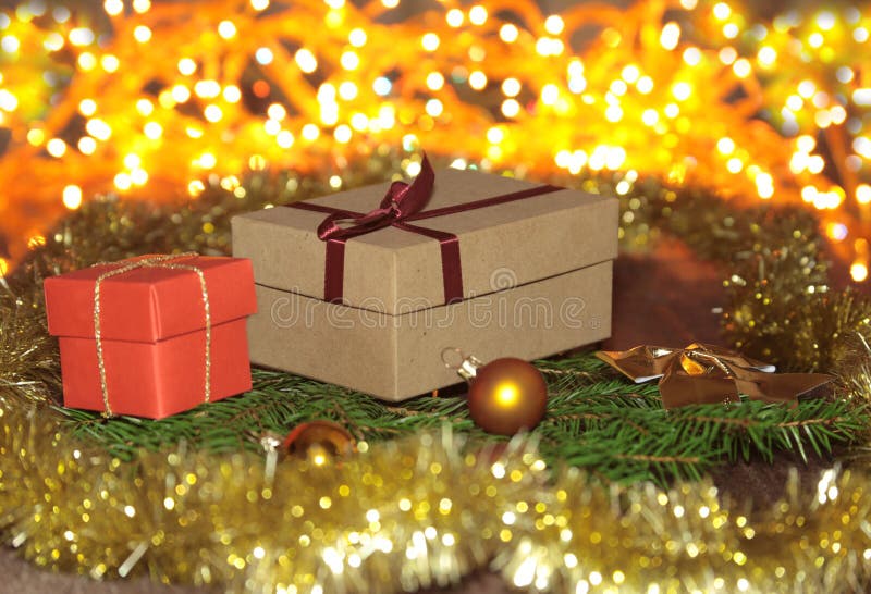 Composição do Natal com caixa de presente e luz, bolas vermelhas na tabela de madeira fotografia de stock Composição do Natal com caixa de presente e luz, bolas vermelhas na tabela de madeira fotografia de stock