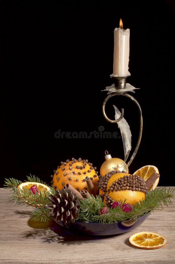Composição do Natal com pomanders alaranjados fotografia de stock Composição do Natal com pomanders alaranjados fotografia de stock