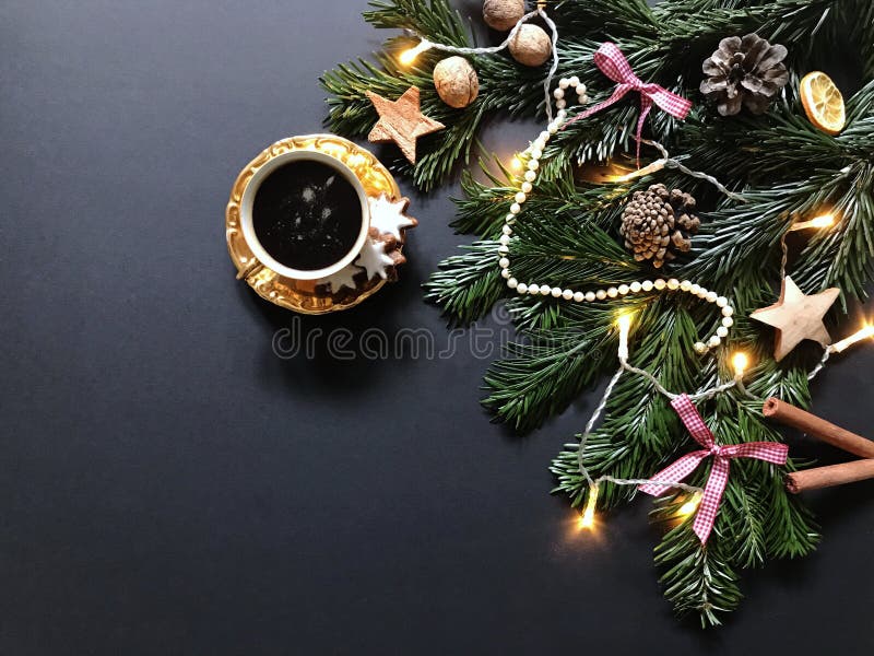 Composição do Natal com ramos de árvore do abeto e decorações do Natal, uma xícara de café com cookies da canela fotos de stock royalty free Composição do Natal com ramos de árvore do abeto e decorações do Natal, uma xícara de café com cookies da canela fotos de stock royalty free