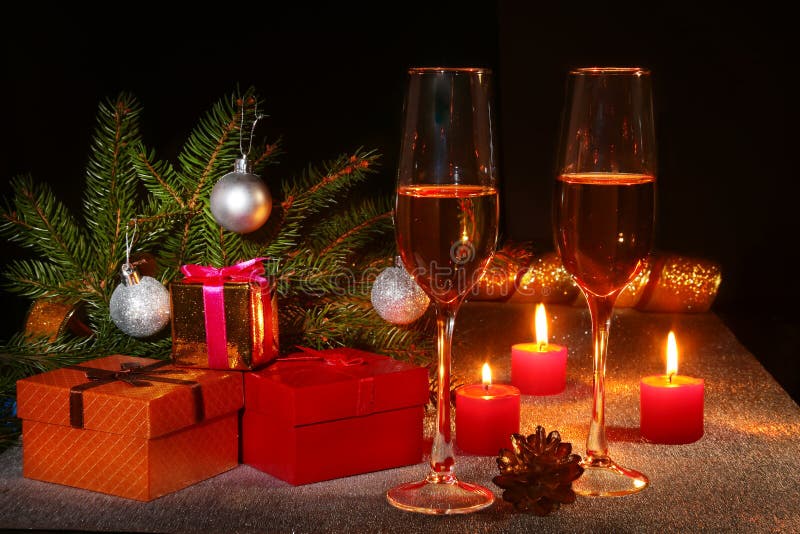 Composição do Natal com vidro do vinho efervescente do champanhe ou do conhaque, velas do Natal, bolas coloridas, caixa de presen fotografia de stock royalty free Composição do Natal com vidro do vinho efervescente do champanhe ou do conhaque, velas do Natal, bolas coloridas, caixa de presen fotografia de stock royalty free