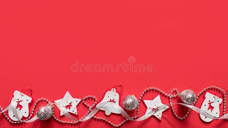 Composição do Natal, modelo no fundo vermelho Fita branca e de prata do Natal, festões imagem de stock Composição do Natal, modelo no fundo vermelho Fita branca e de prata do Natal, festões imagem de stock
