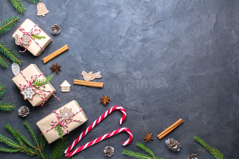 Composição do Natal Presente do Natal, decorações, cones do pinho, ramos do abeto no fundo preto Copie o espaço imagens de stock royalty free Composição do Natal Presente do Natal, decorações, cones do pinho, ramos do abeto no fundo preto Copie o espaço imagens de stock royalty free