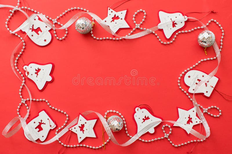 Composição do Natal, quadro do modelo no fundo vermelho imagens de stock Composição do Natal, quadro do modelo no fundo vermelho imagens de stock