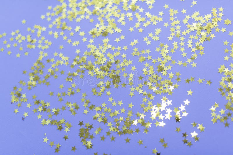 Composição do partido Decorações douradas das estrelas no fundo roxo Natal, inverno, ano novo, conceito do birtda seletivo foto de stock royalty free Composição do partido Decorações douradas das estrelas no fundo roxo Natal, inverno, ano novo, conceito do birtda seletivo foto de stock royalty free
