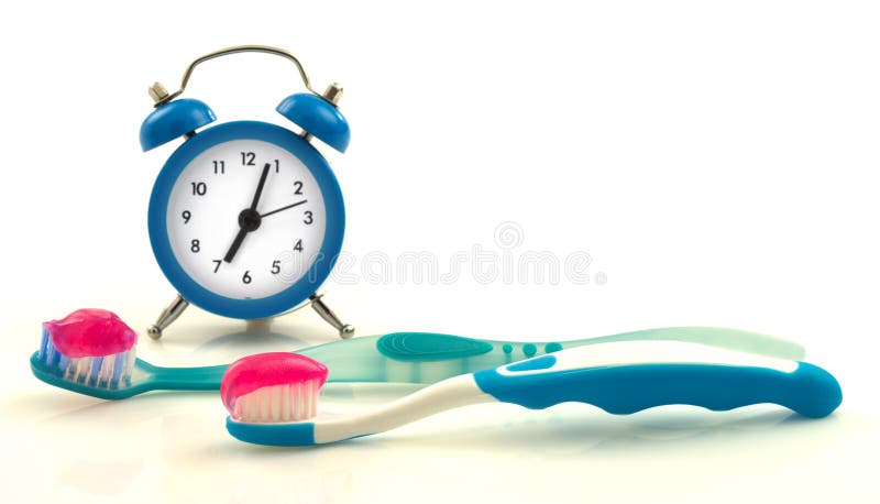 Composição do pulso de disparo e das escovas de dentes azuis com dentífrico magenta fotografia de stock Composição do pulso de disparo e das escovas de dentes azuis com dentífrico magenta fotografia de stock