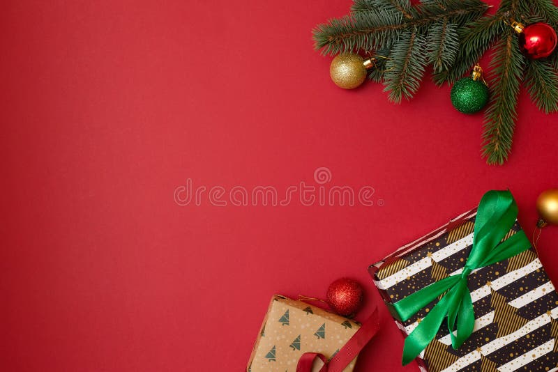 Composição dos feriados do Natal no fundo vermelho com espaço da cópia para seu texto Ramos de árvore nos cantos, laranjas secada fotografia de stock royalty free Composição dos feriados do Natal no fundo vermelho com espaço da cópia para seu texto Ramos de árvore nos cantos, laranjas secada fotografia de stock royalty free