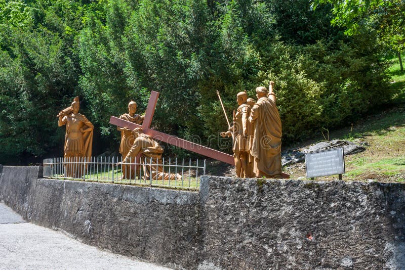A composição escultural do episódio da subida de Jesus Christ ao calvário, o santuário de nossa senhora de Lourdes imagem de stock A composição escultural do episódio da subida de Jesus Christ ao calvário, o santuário de nossa senhora de Lourdes imagem de stock