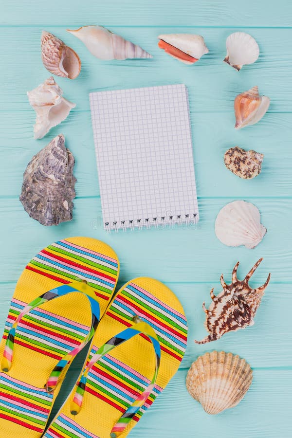 Composição fixa com sandálias, conchas e bloco de notas. fotos de stock