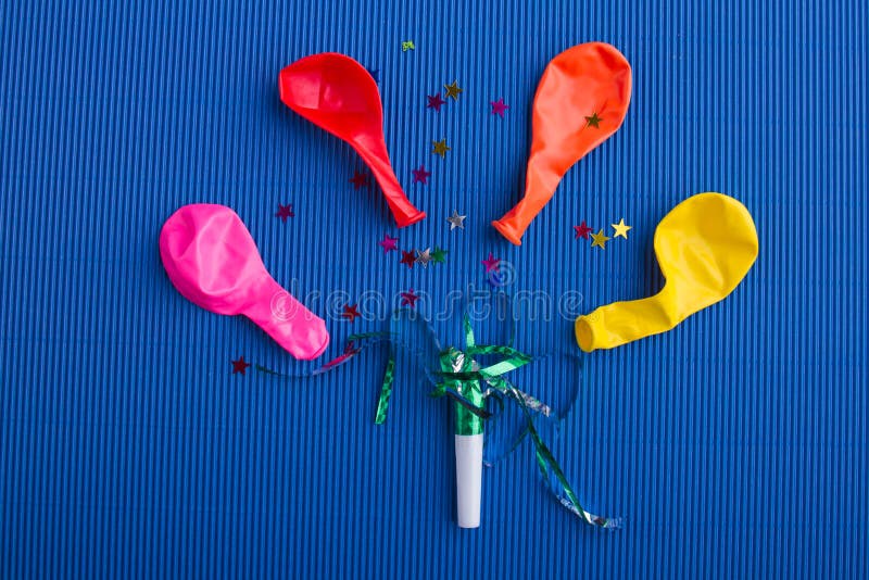 Composição fixa dos balões sem ar com mexilhões e confetti. imagens de stock royalty free