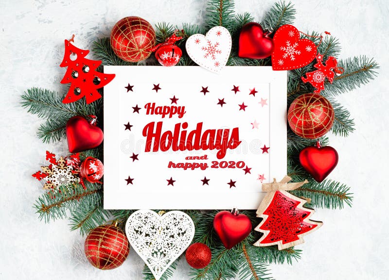 Composição fixa plana com a inscrição, feriados felizes e feliz 2020 Quadro com ramos de árvores de natal, decorações de natal fotografia de stock Composição fixa plana com a inscrição, feriados felizes e feliz 2020 Quadro com ramos de árvores de natal, decorações de natal fotografia de stock