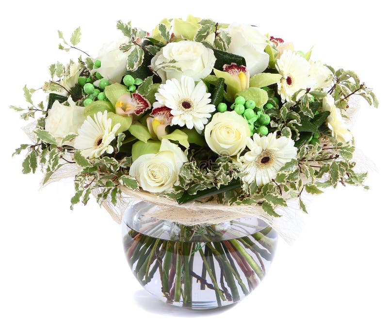 Composição floral no vidro, vaso transparente: Rosas brancas, orquídeas, margaridas brancas do gerbera, ervilhas verdes. Isolado n imagens de stock Composição floral no vidro, vaso transparente: Rosas brancas, orquídeas, margaridas brancas do gerbera, ervilhas verdes. Isolado n imagens de stock